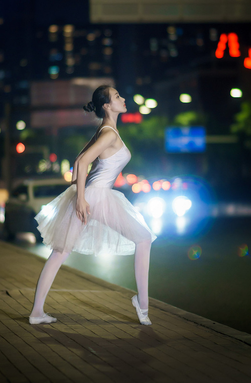 朗斯主场试图破门却不利踢皮,球队进攻乏力,朗斯集团